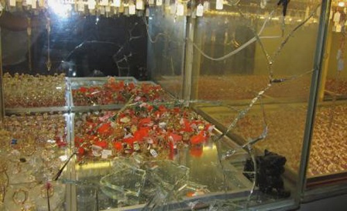 Cua cua so tiem vang, trom trang suc tri gia 2 ty hinh anh