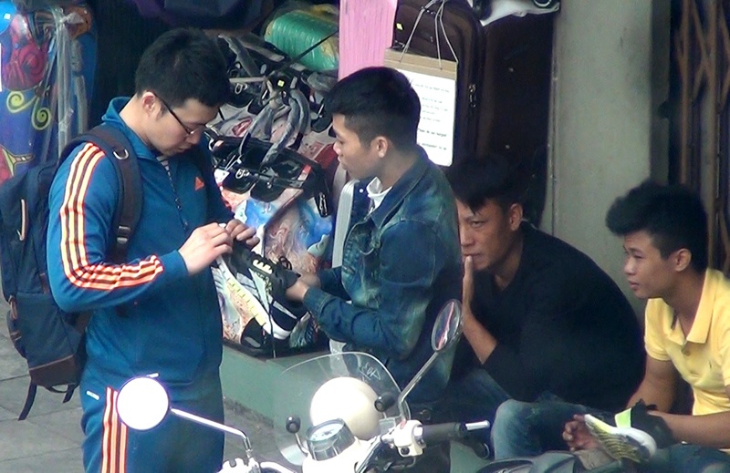 Cong an Ha Noi trieu tap ‘nhom danh giay tran lot’ hinh anh