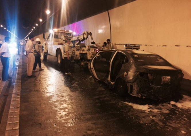 Taxi chay giua ham Hai Van, nhieu xe quay dau chay hinh anh