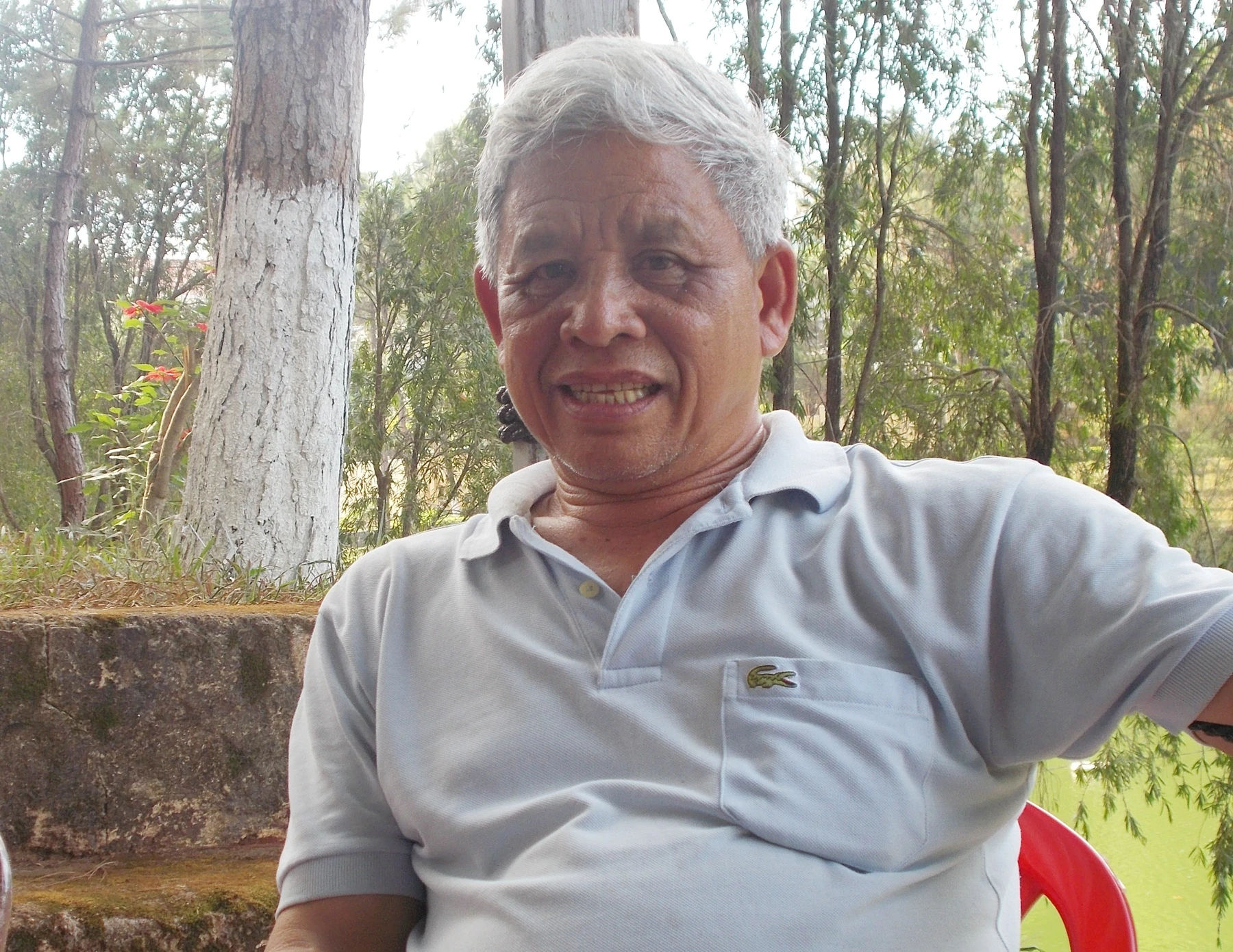 Ong gia 73 tuoi cuu song nam thanh nien nghi quan hinh anh