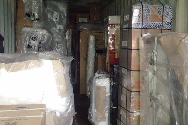 Tram chai ruou ngoai trong container cua can bo ngoai giao hinh anh