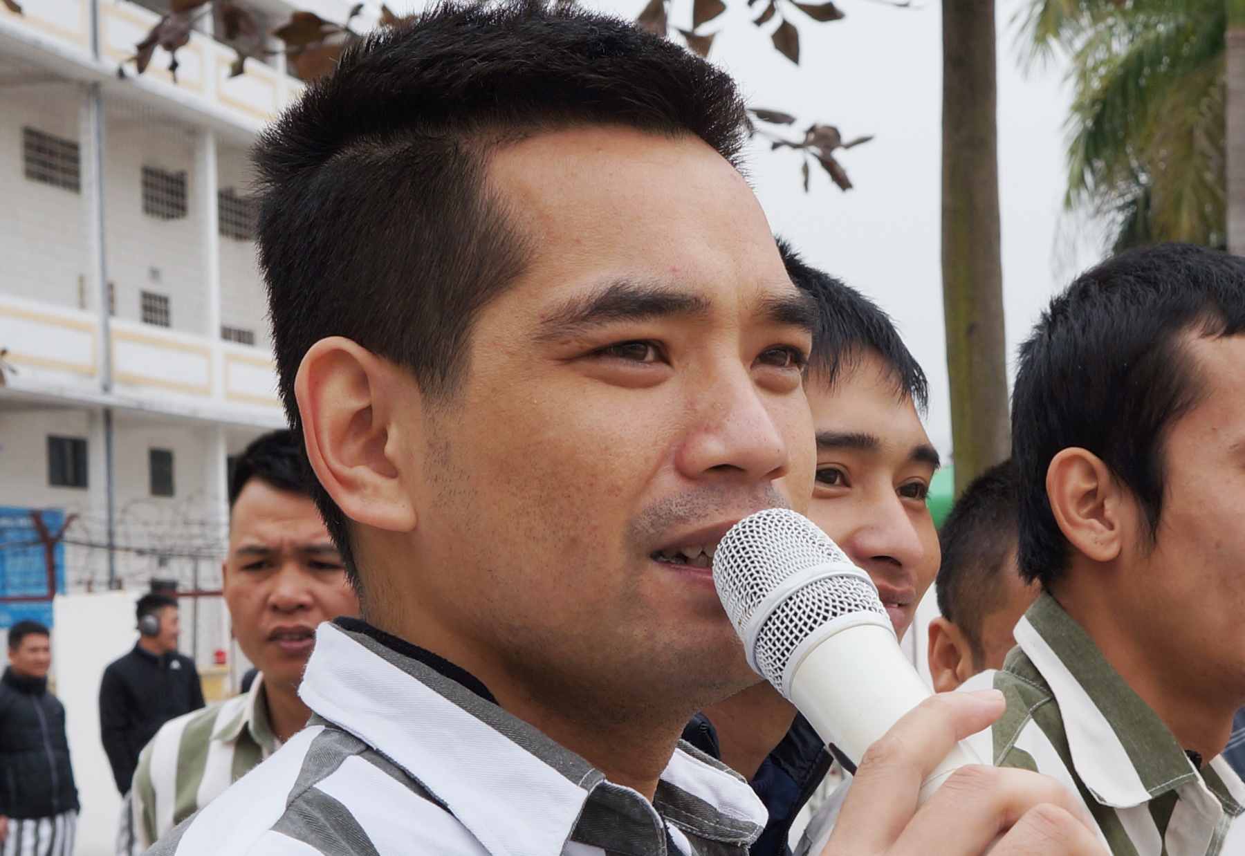 Buoc lac loi cua MC 'dat mo' dien trai hinh anh