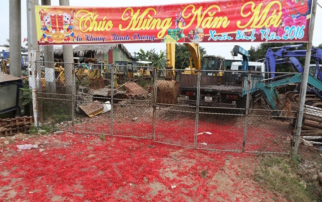 Xac phao do duong: Cong an chua biet, xa bao co hinh anh