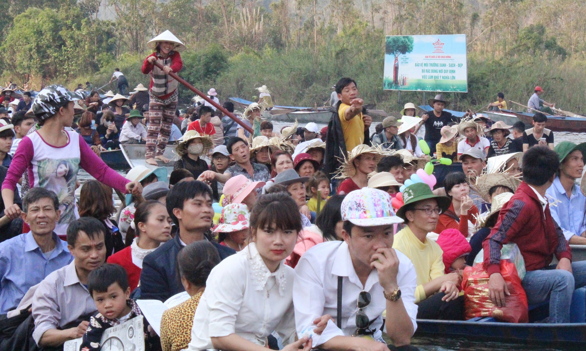 Tac do tren suoi Yen truoc ngay khai hoi chua Huong hinh anh
