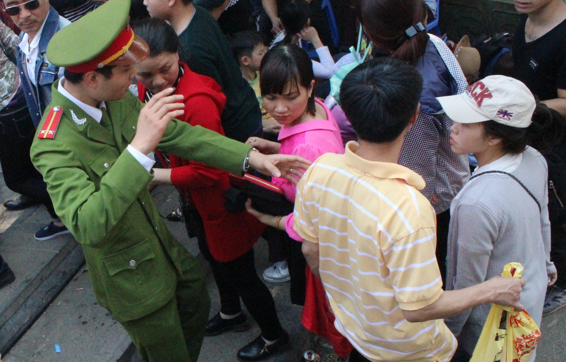 Gan 200 canh sat chot ca thang dam bao an ninh chua Huong hinh anh