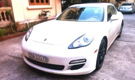 Bat nhom cuop san ho do di xe Porsche hinh anh