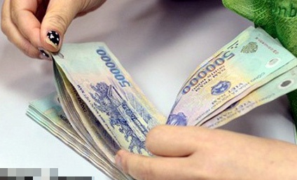 Nu chuyen vien nho ban gia chu tich quan de di lua hinh anh