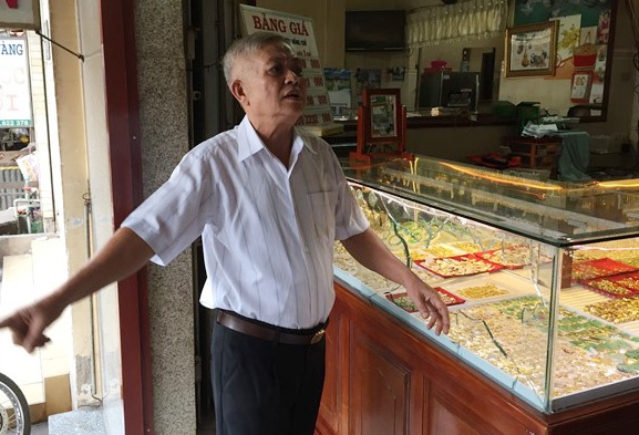 Chu tiem rung roi truoc nan cuop vang hinh anh