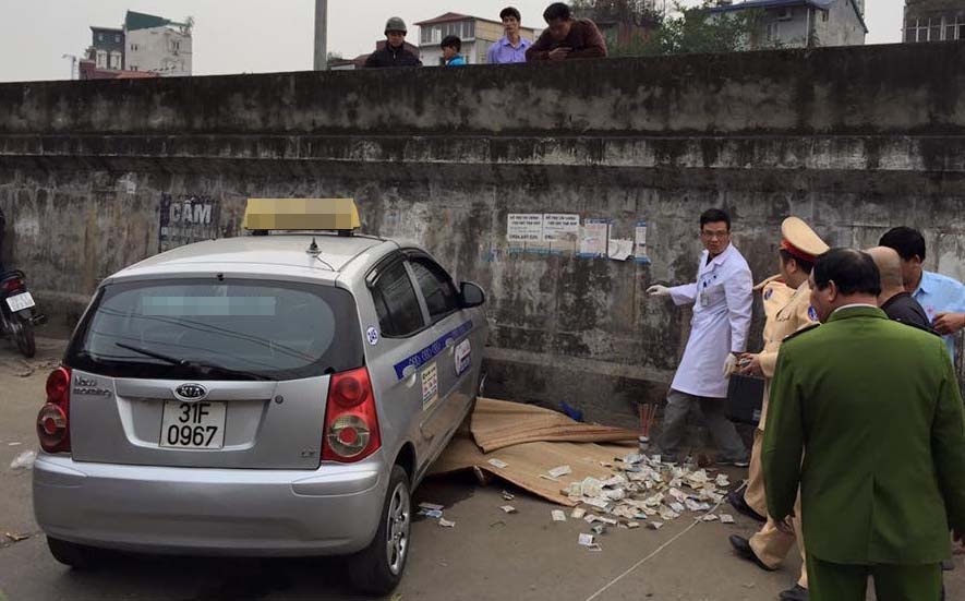 Taxi mat lai tong chet nguoi phu nu be tre nho hinh anh