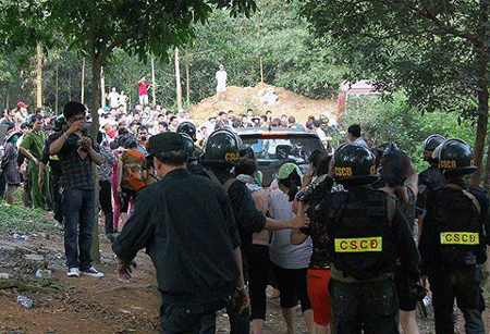 Canh sat dung tau hoa dot kich soi bac tram nguoi hinh anh