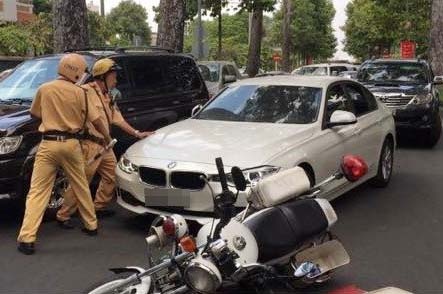 CSGT co 'cham chuoc' xe can bo cao cap khi xu ly tai nan? hinh anh