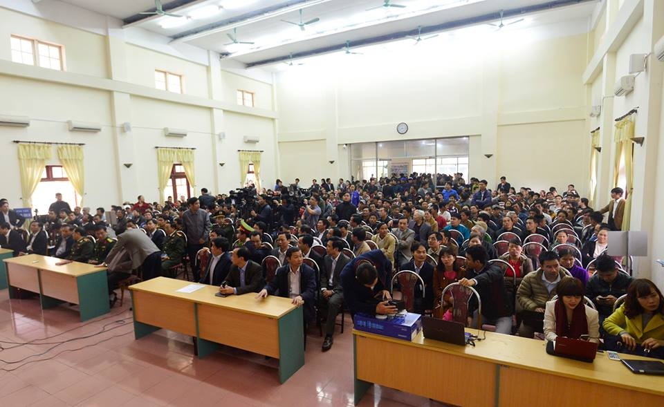 Bi thu Thanh Hoa doi thoai voi dan anh 2