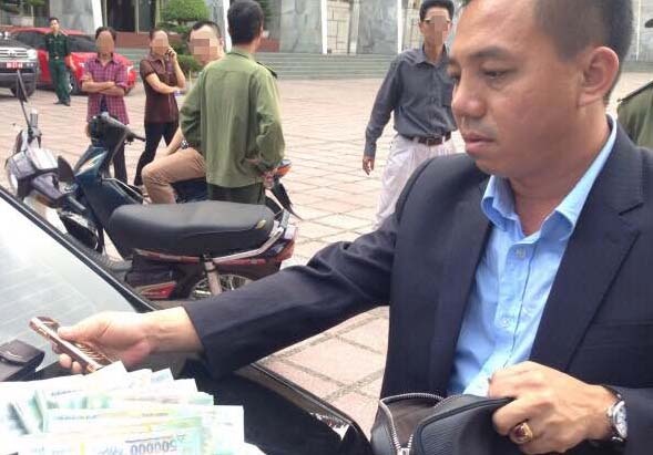 Mua điện thoại Vertu dát vàng làm quà ảnh 1 Mua dien thoai Vertu dat vang lam qua anh 1