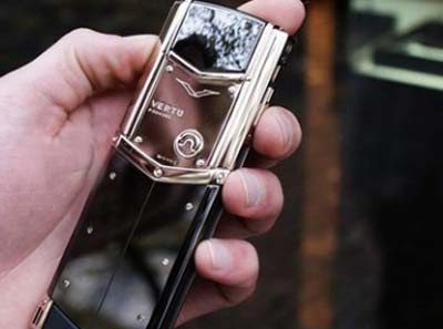 Mua dien thoai Vertu dat vang lam qua chay an hinh anh