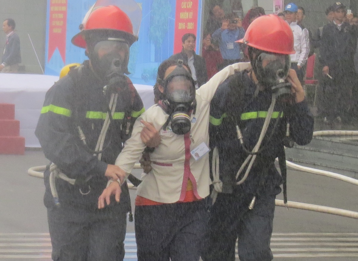 Dien tap cuu 200 nguoi mac ket trong TTTM hinh anh