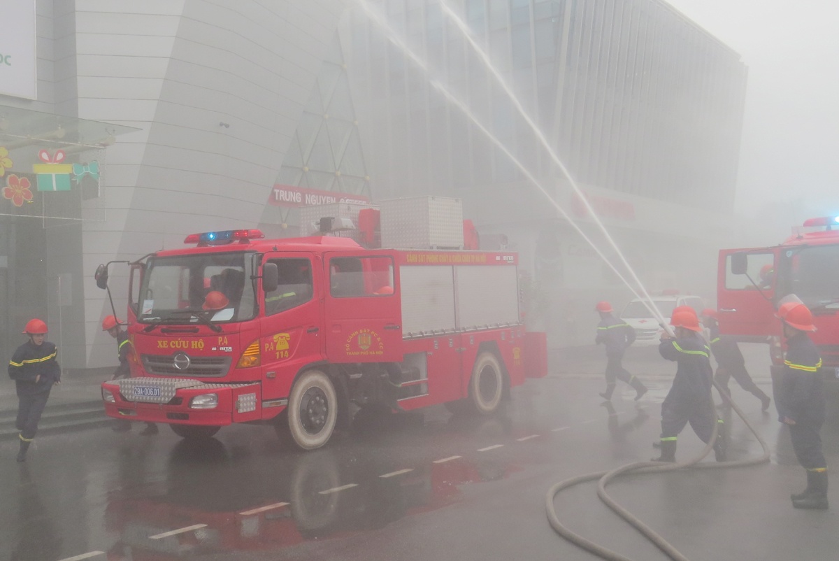 Dien tap cuu nguoi mac ket anh 1