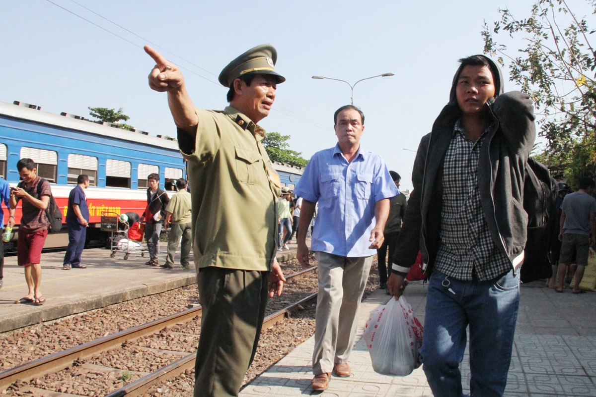 Sap cau Ghenh: Tau Bac - Nam dung o Ga Bien Hoa hinh anh