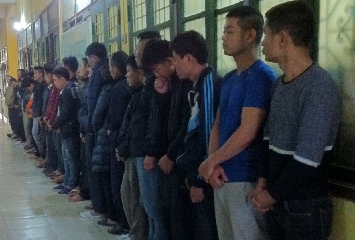 100 canh sat ap vao soi bac co con do giu trat tu hinh anh