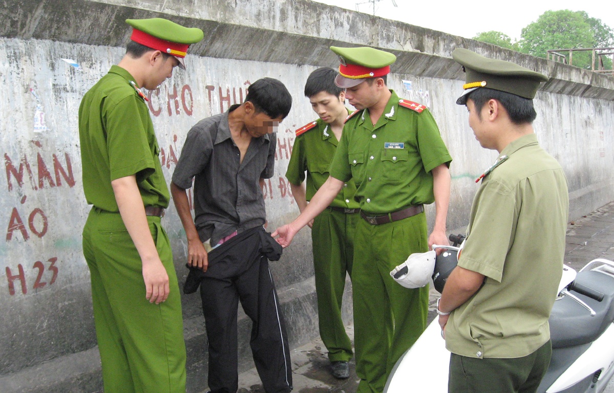 Cong an nho nuoc bot anh 3