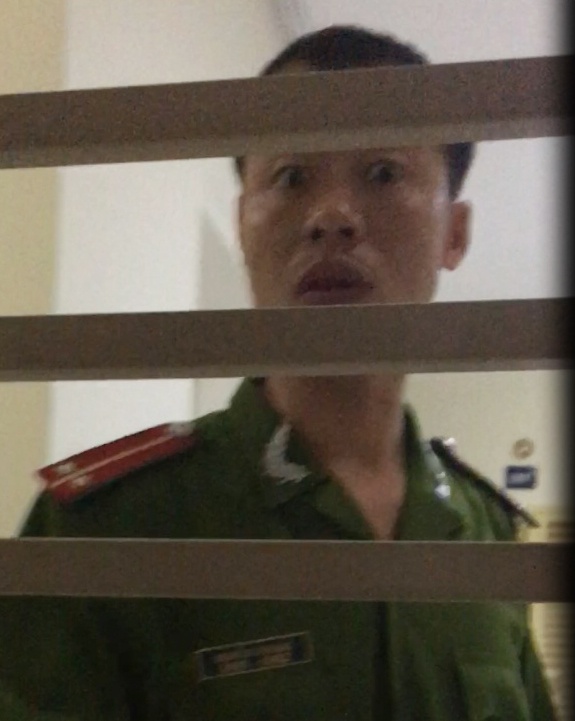 Cong an nho nuoc bot anh 1