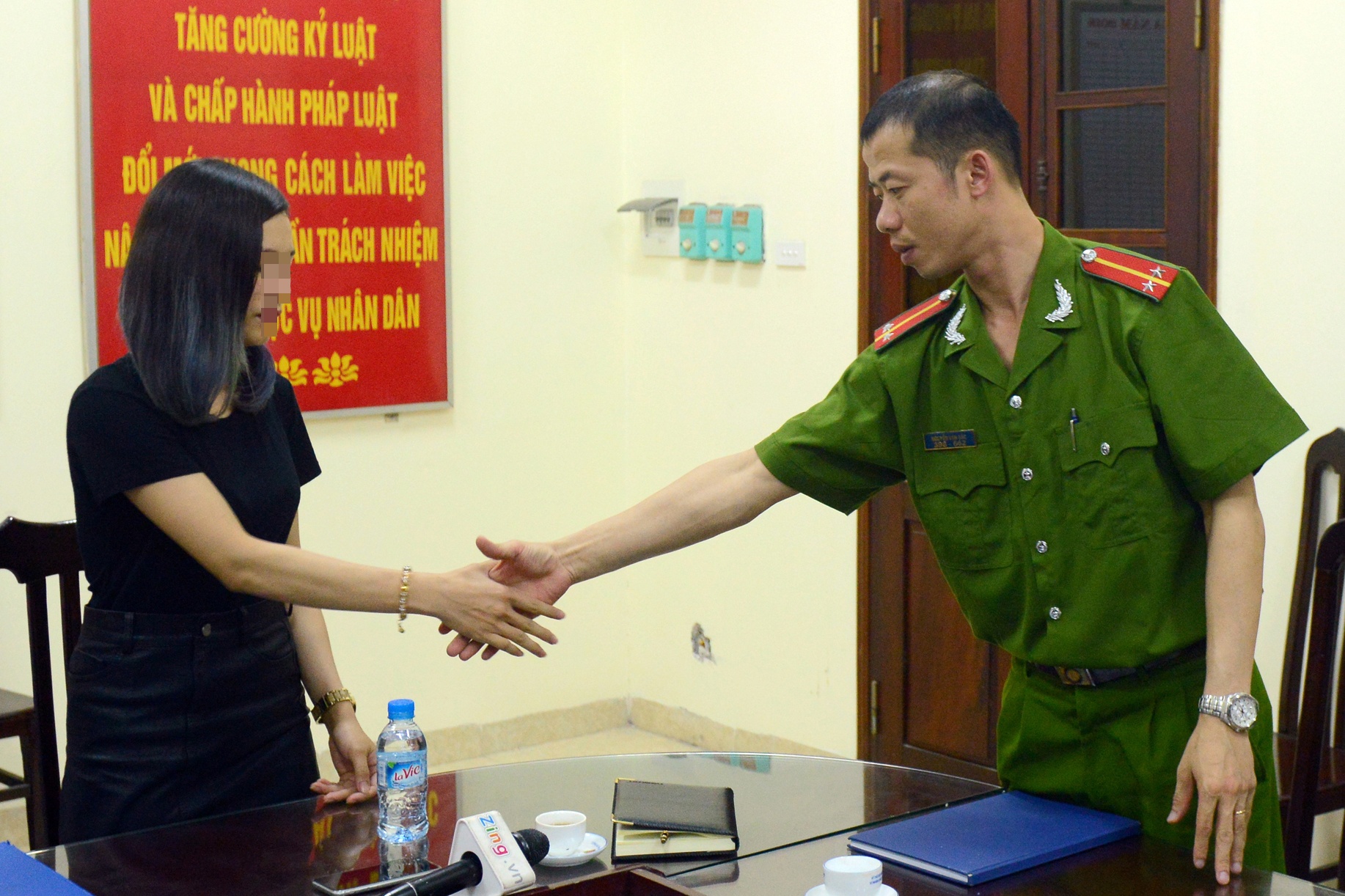 công an nhổ nước bọt ảnh 1 cong an nho nuoc bot anh 1