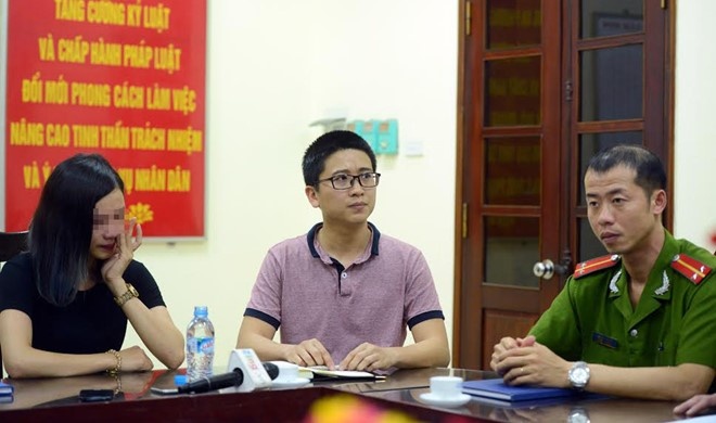 công an nhổ nước bọt ảnh 2 cong an nho nuoc bot anh 2