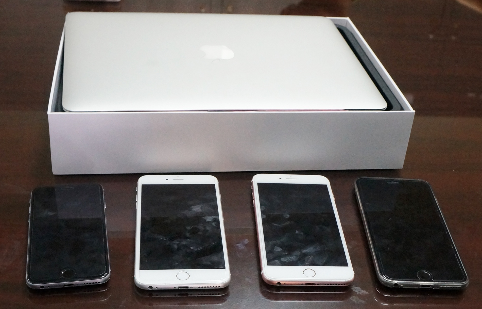 Chieu lua hang loat iPhone, Macbook Air cua 9X hinh anh