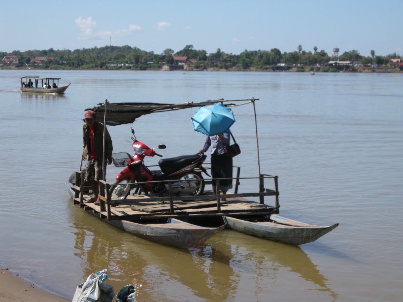 Thue do sat van chuyen xe Air Blade, Lead vuot bien hinh anh