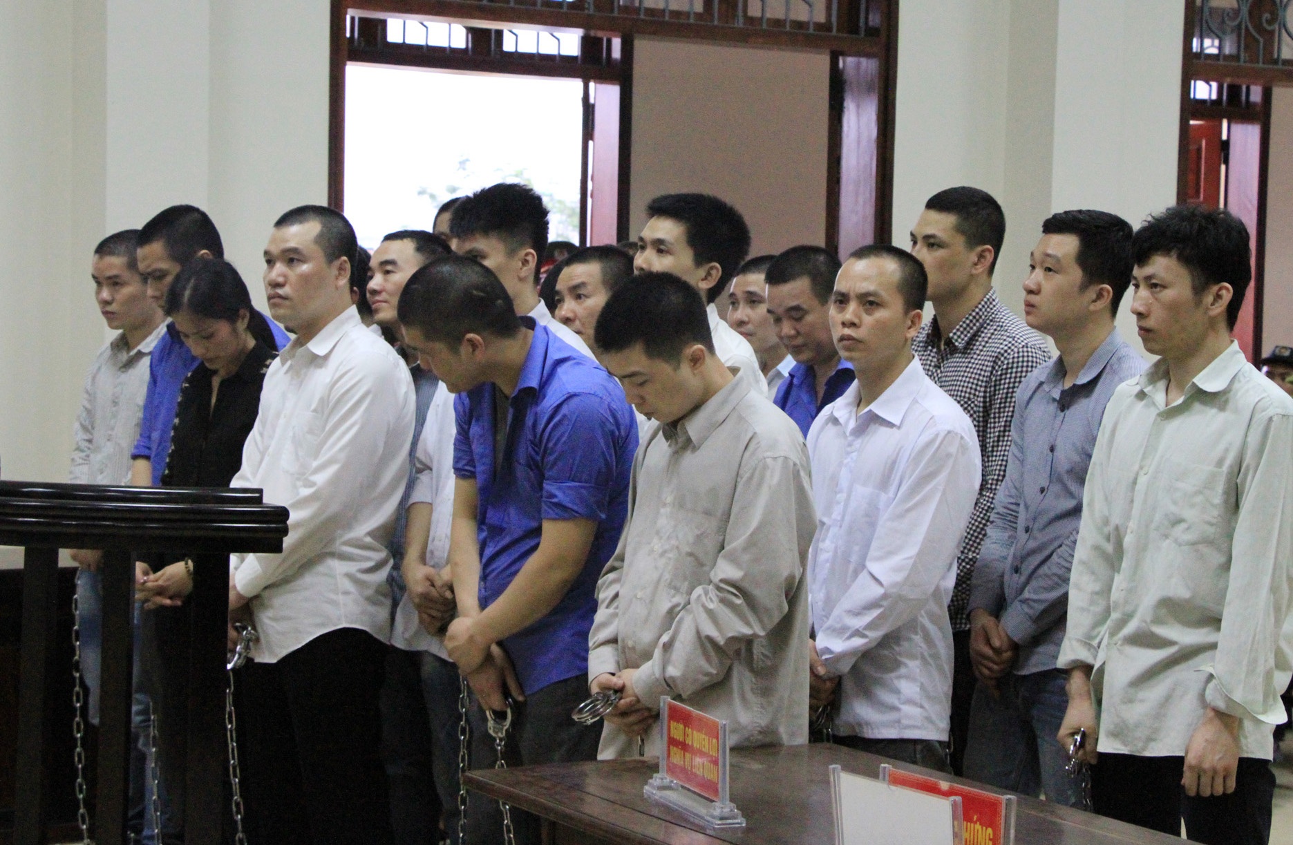 Xet xu duong day van chuyen oto qua duong cong hinh anh