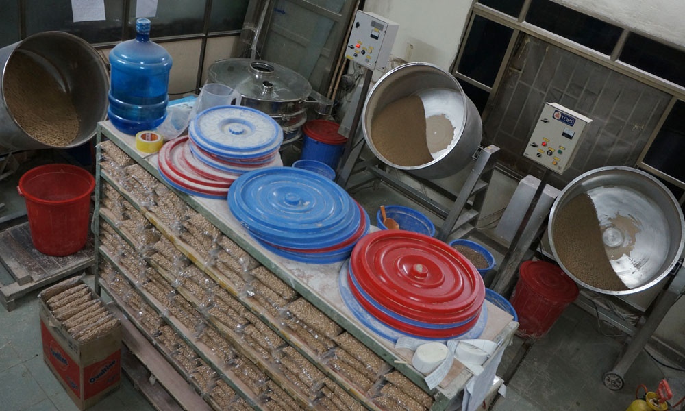 Canh sat kiem tra xuong nguyen lieu tra sua FeelingTea hinh anh