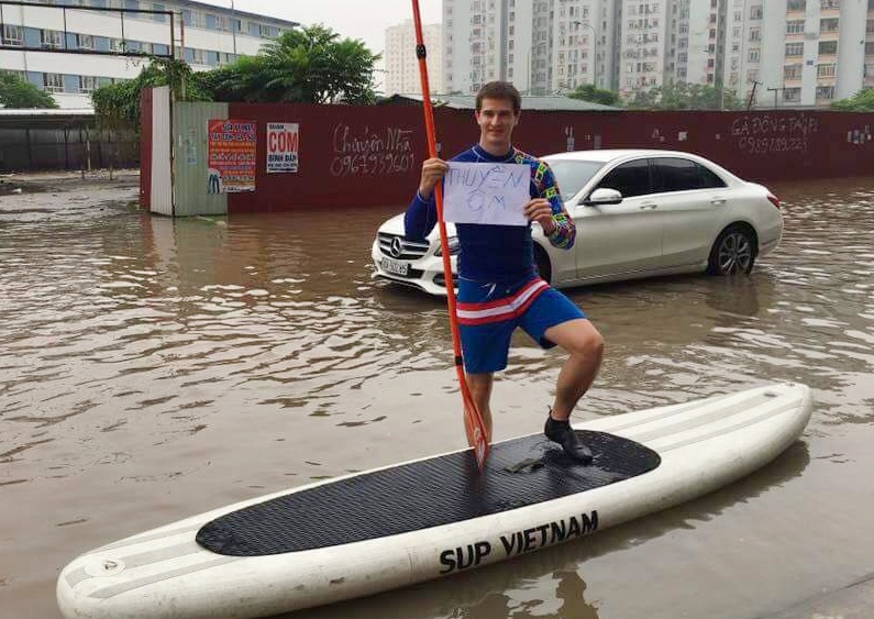 Cheo thuyen tren pho sau tran mua ky luc o Ha Noi hinh anh