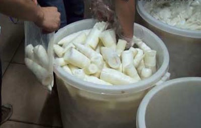 Nhom nguoi buon mang chua Trung Quoc bo hang thao chay hinh anh