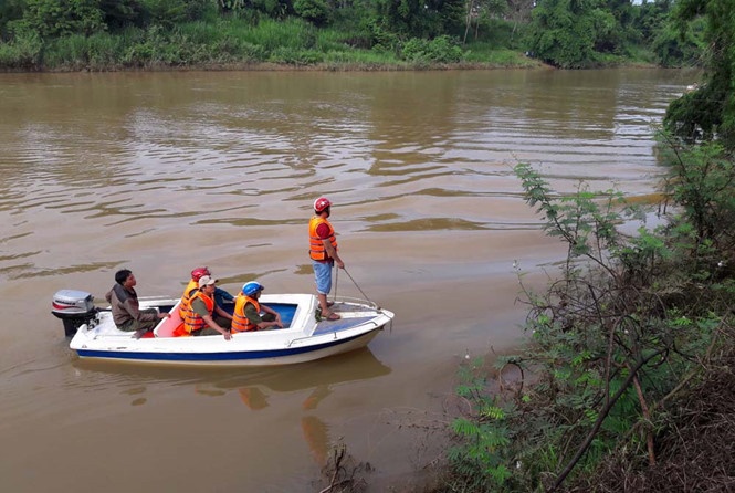 Bi danh hoi dong, nguoi ban kem nhay song Dong Nai tu vong hinh anh