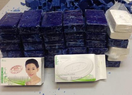Nguoi phu nu gui 5 hop xa phong chua heroin sang Uc hinh anh