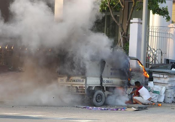 Dung xoong muc nuoc chua chay oto hinh anh