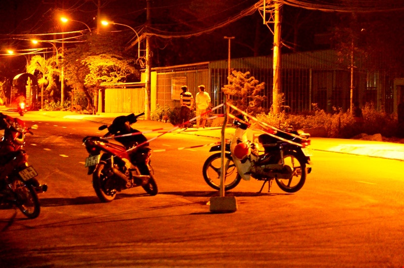 Can ngan danh nhau, cong an bi dam trong thuong hinh anh