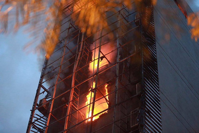 Hon 100 canh sat dap chay o quan karaoke cao 8 tang hinh anh