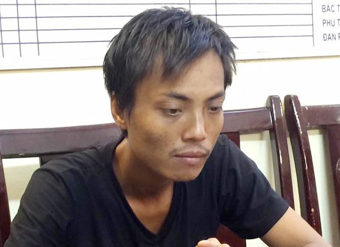 Dam keo vao nguc nu sinh de cuop iPhone hinh anh