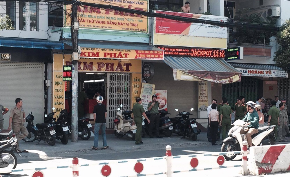 Canh sat dieu tra vu doa dot tiem vang o Sai Gon hinh anh