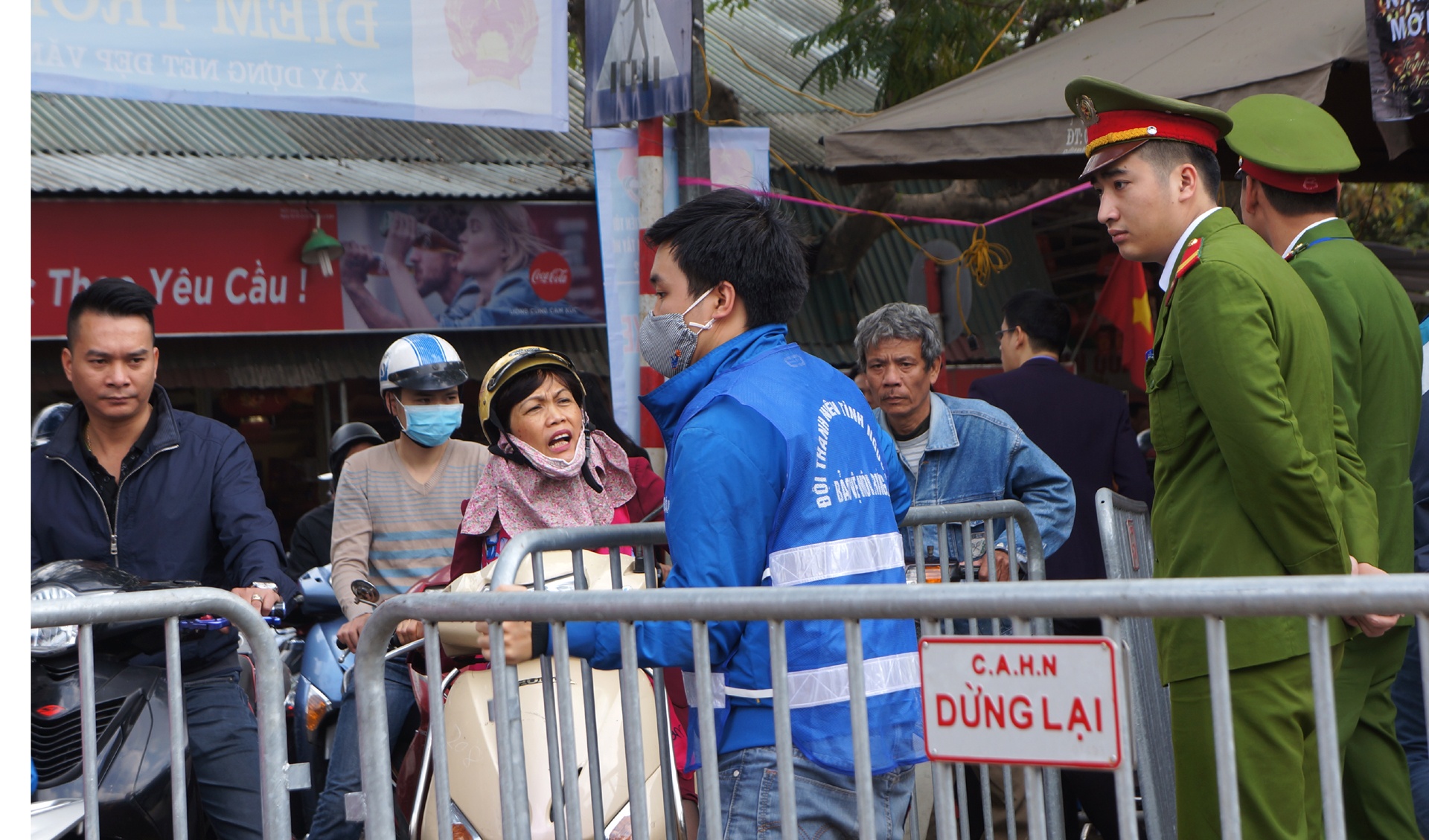 Nu canh sat trong xe mien phi anh 7