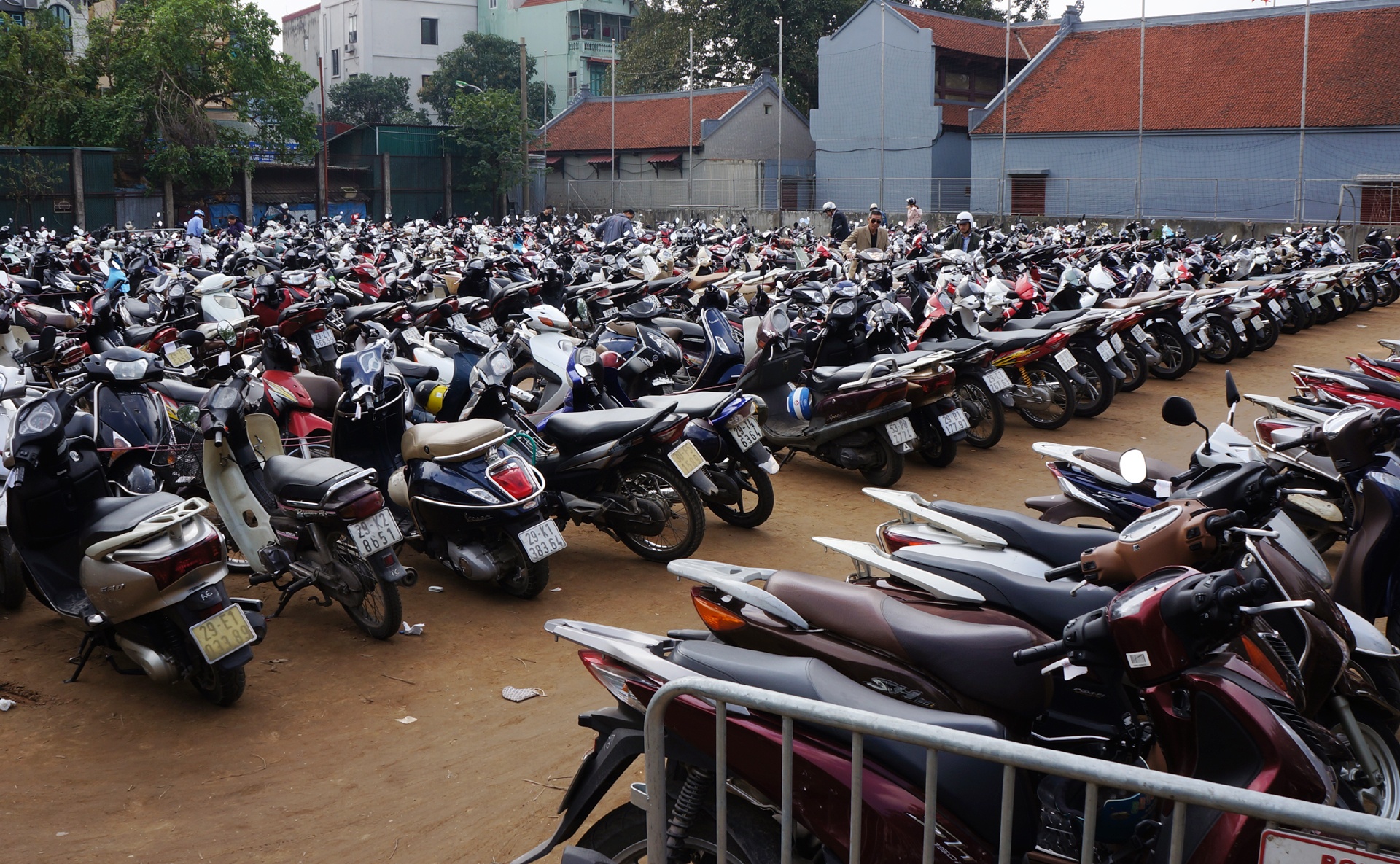 Nu canh sat trong xe mien phi anh 6