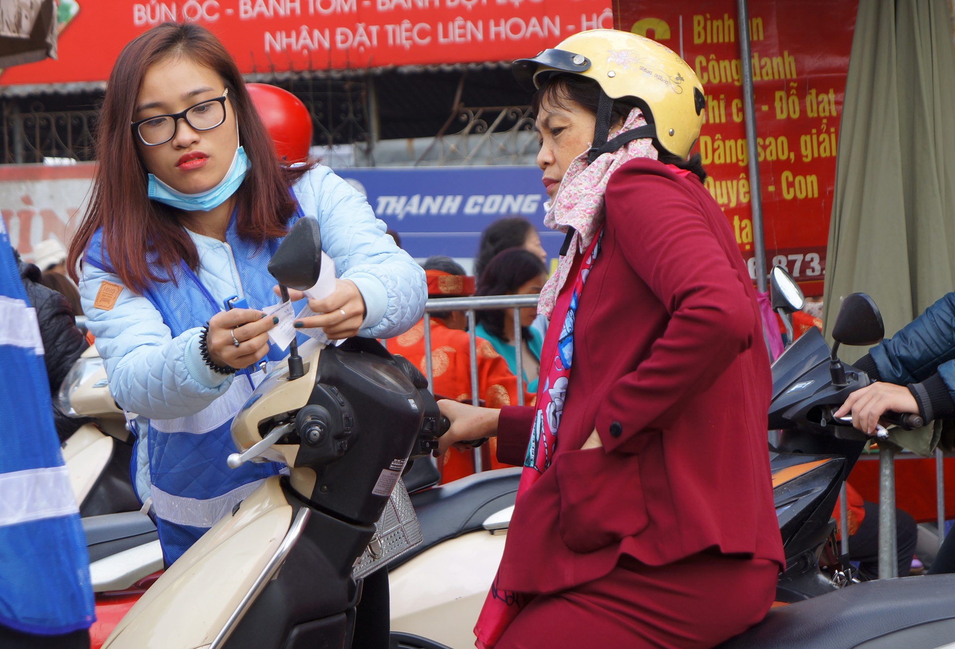 Nu canh sat trong xe mien phi anh 5