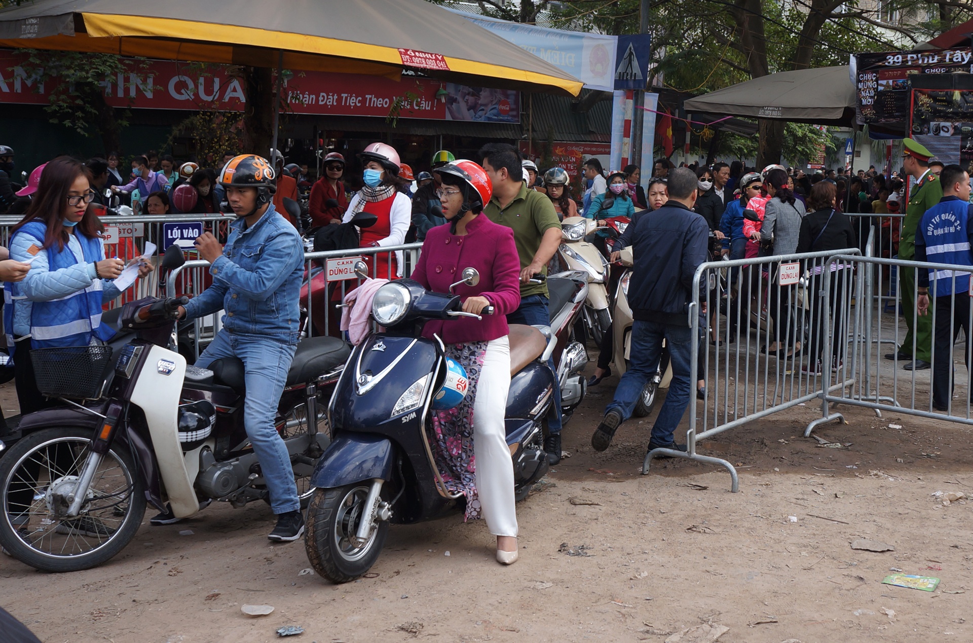 Nu canh sat trong xe mien phi anh 3