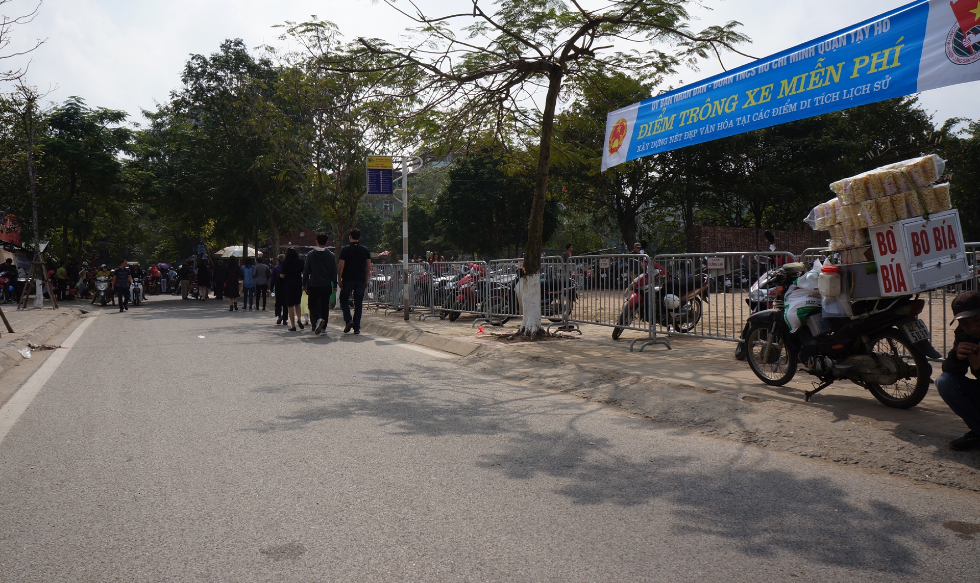 Nu canh sat trong xe mien phi anh 1