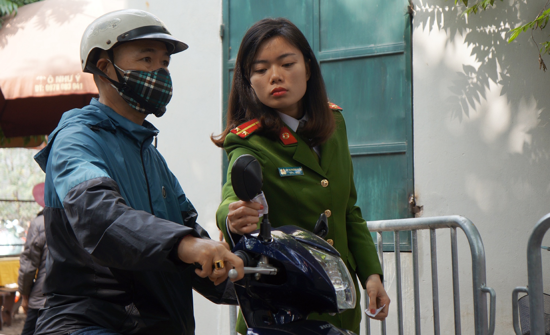 Nu canh sat trong xe mien phi anh 9