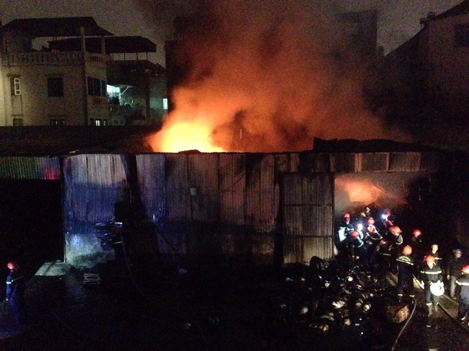 Cháy xưởng quân tư trang ảnh 1 Chay xuong quan tu trang anh 1