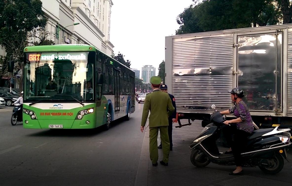 Tai nan o duong uu tien cho buyt BRT hinh anh