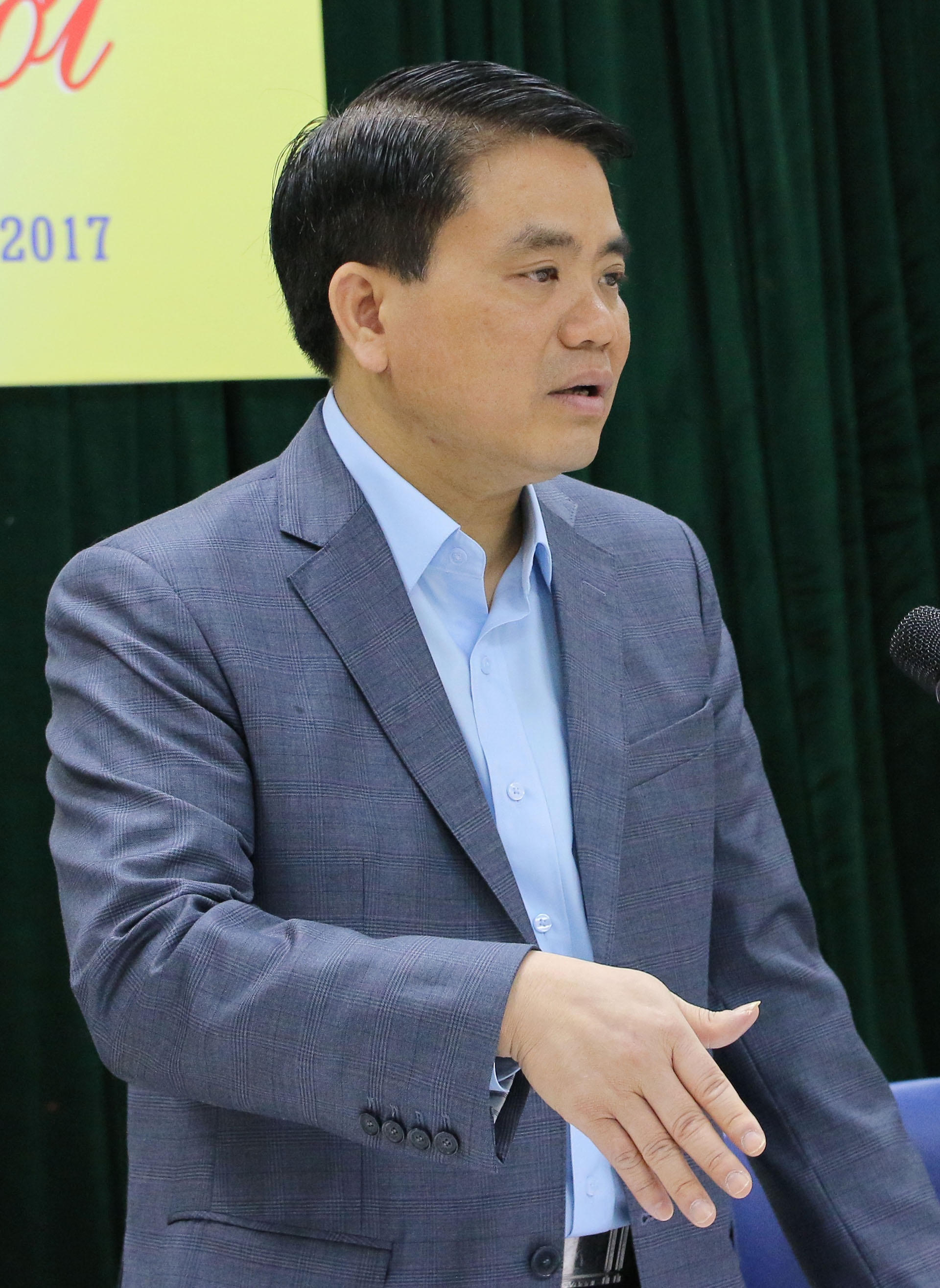 Chu tich Ha Noi giai dap thac mac anh 1