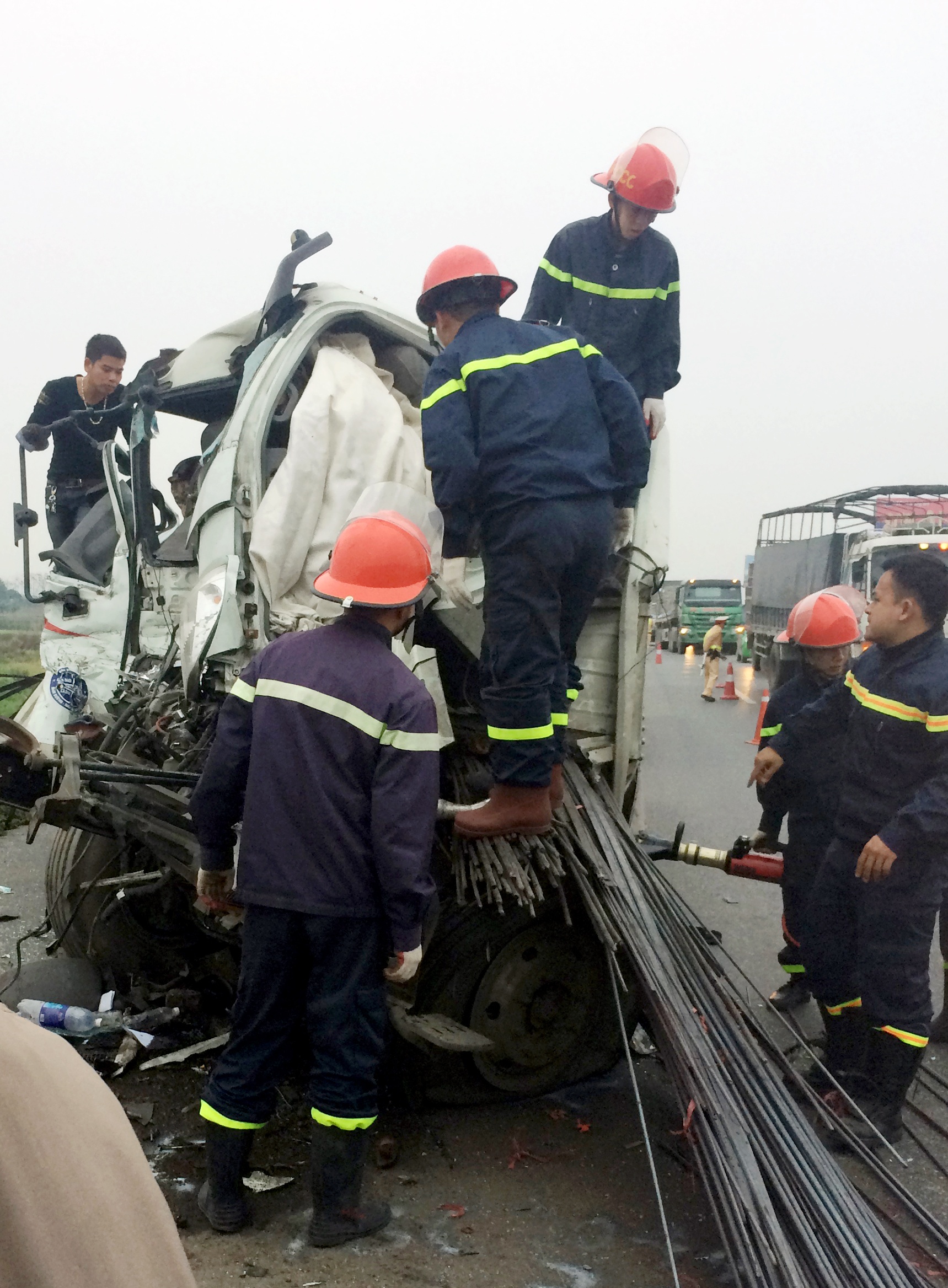 cuu nguoi ket trong oto tai anh 2