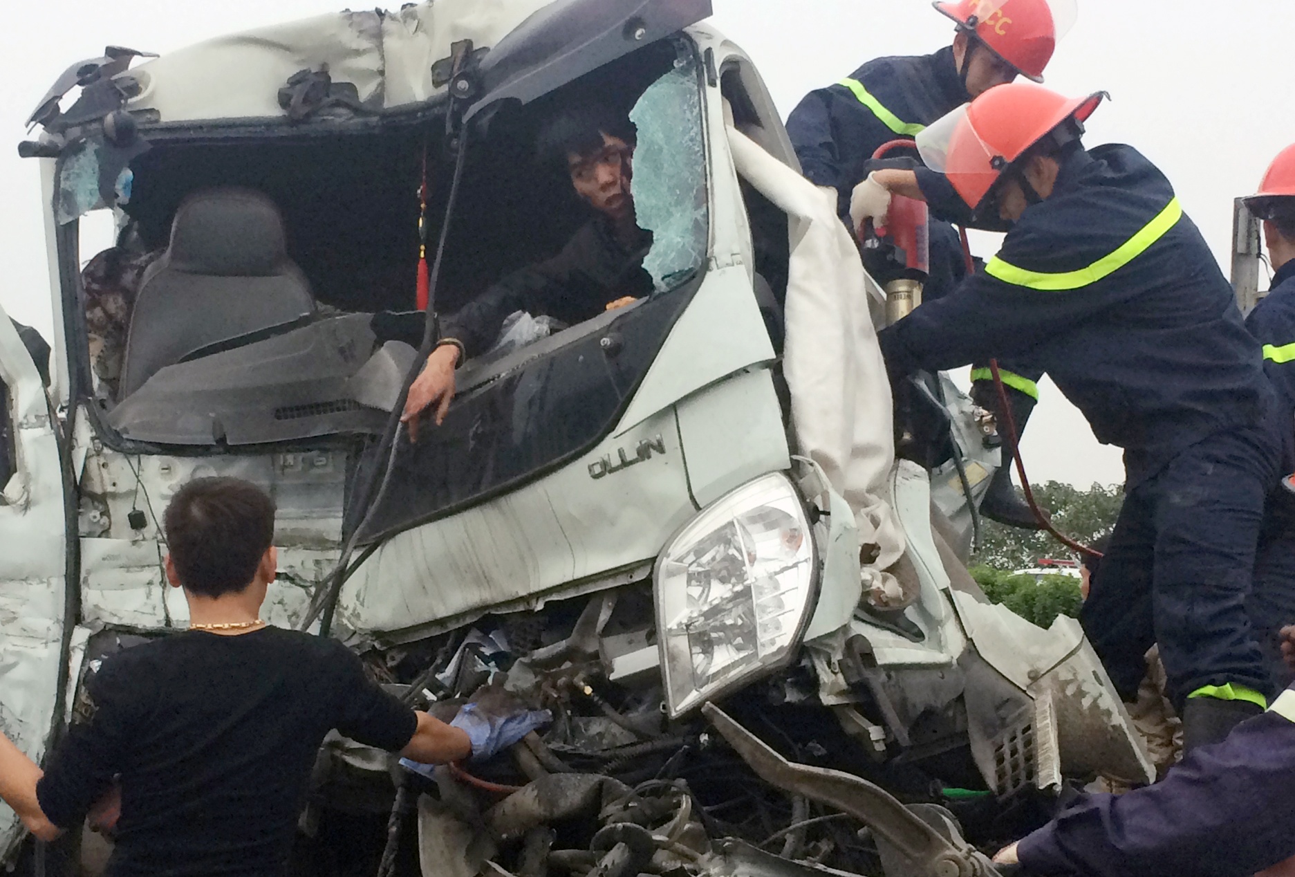 cuu nguoi ket trong oto tai anh 3